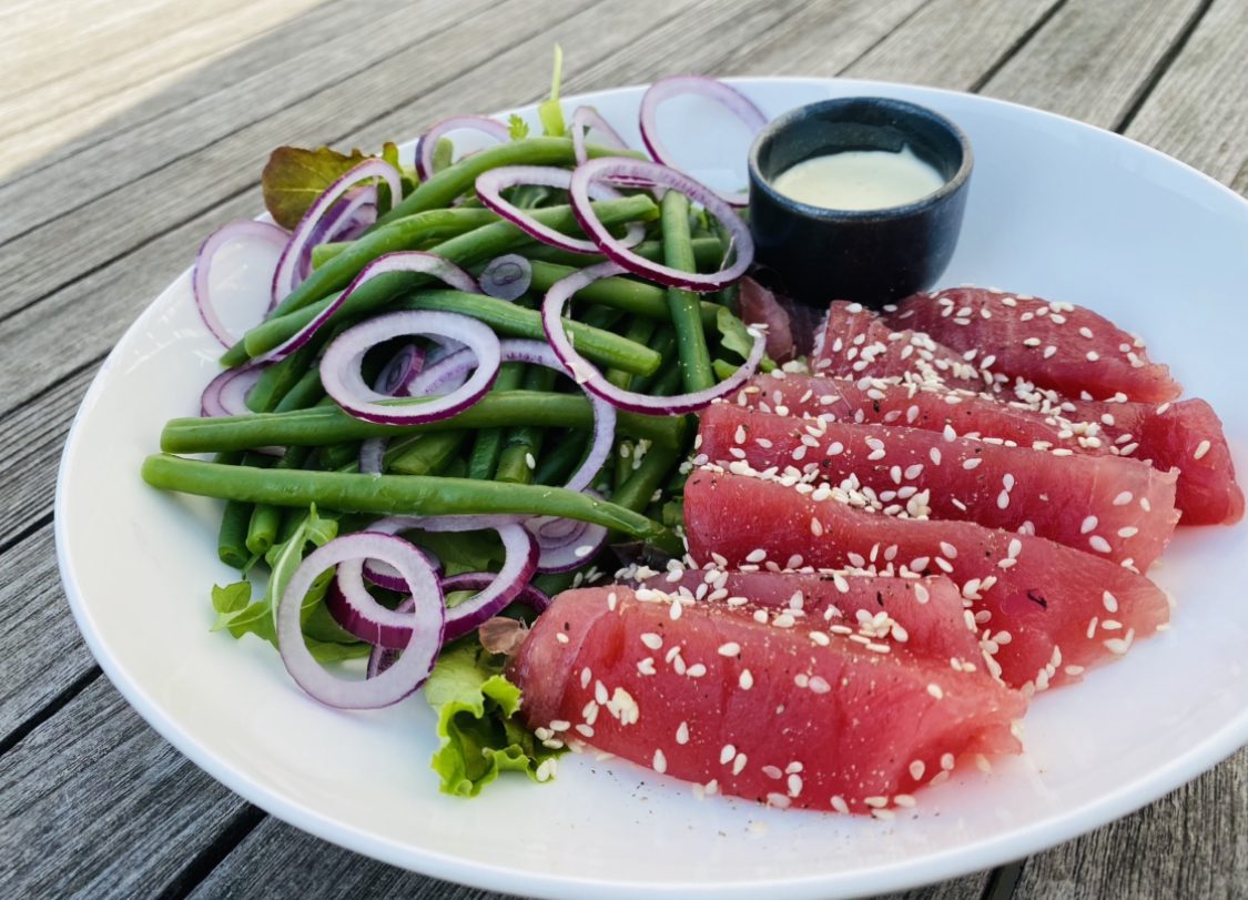 Salade van prinsessenboontjes met verse tonijn.