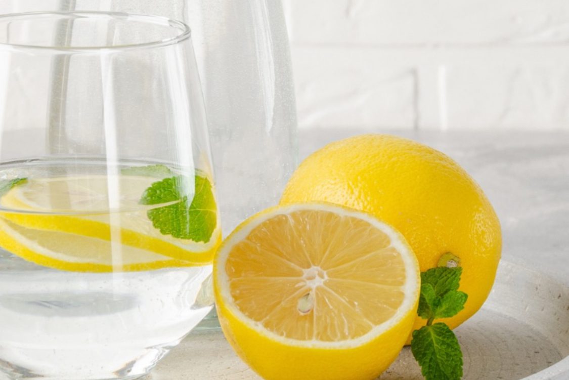 Start de dag met water en citroensap.
