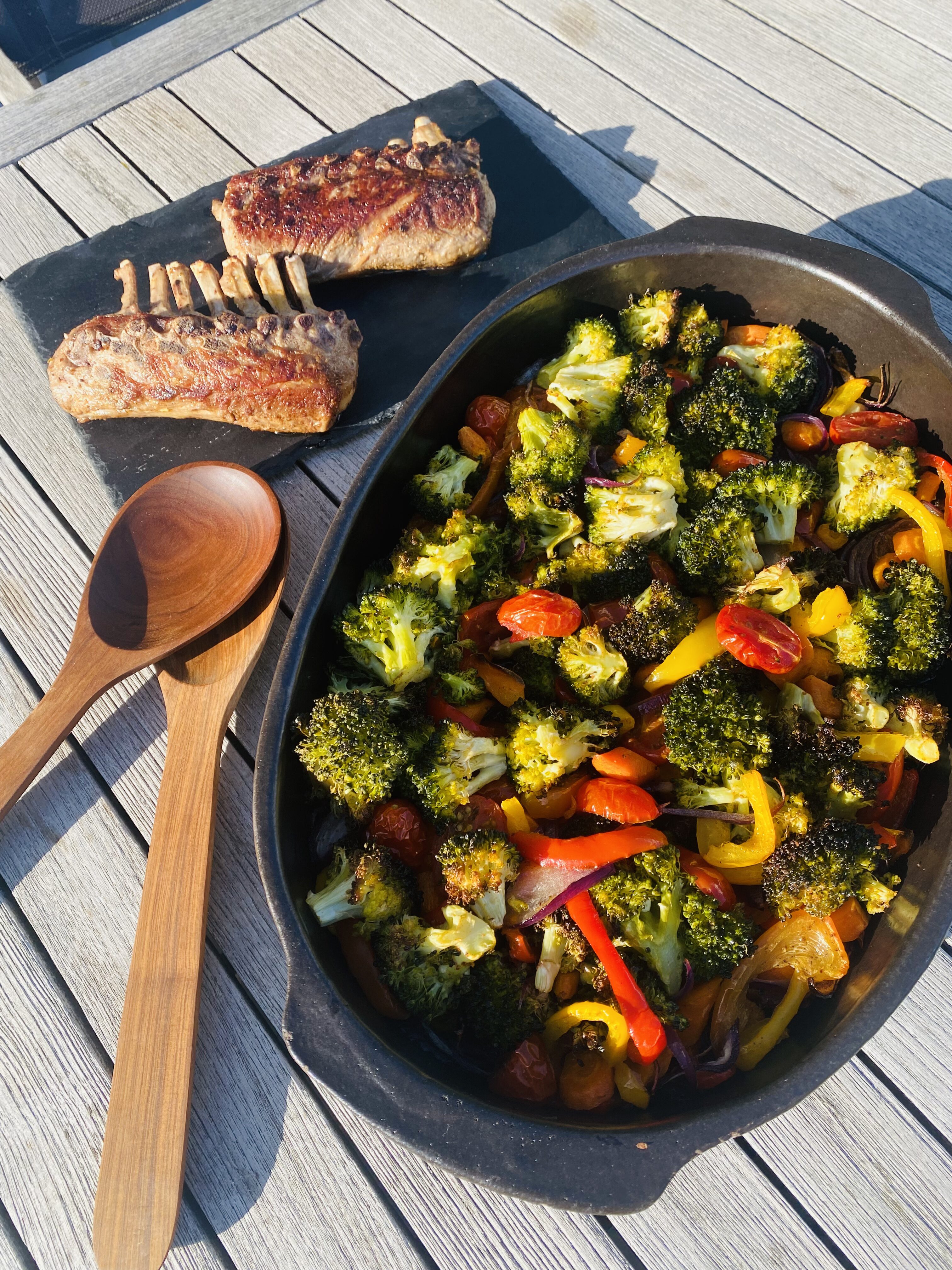Ovenschotel met lamskroon, broccoli en wortelen